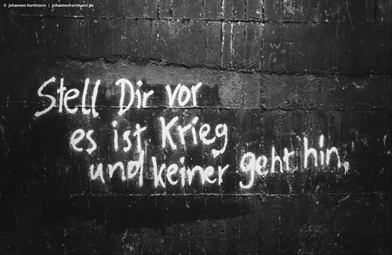 Foto einer Wand mit Graffiti 'Stell dir vor es ist Krieg und keiner geht hin.'